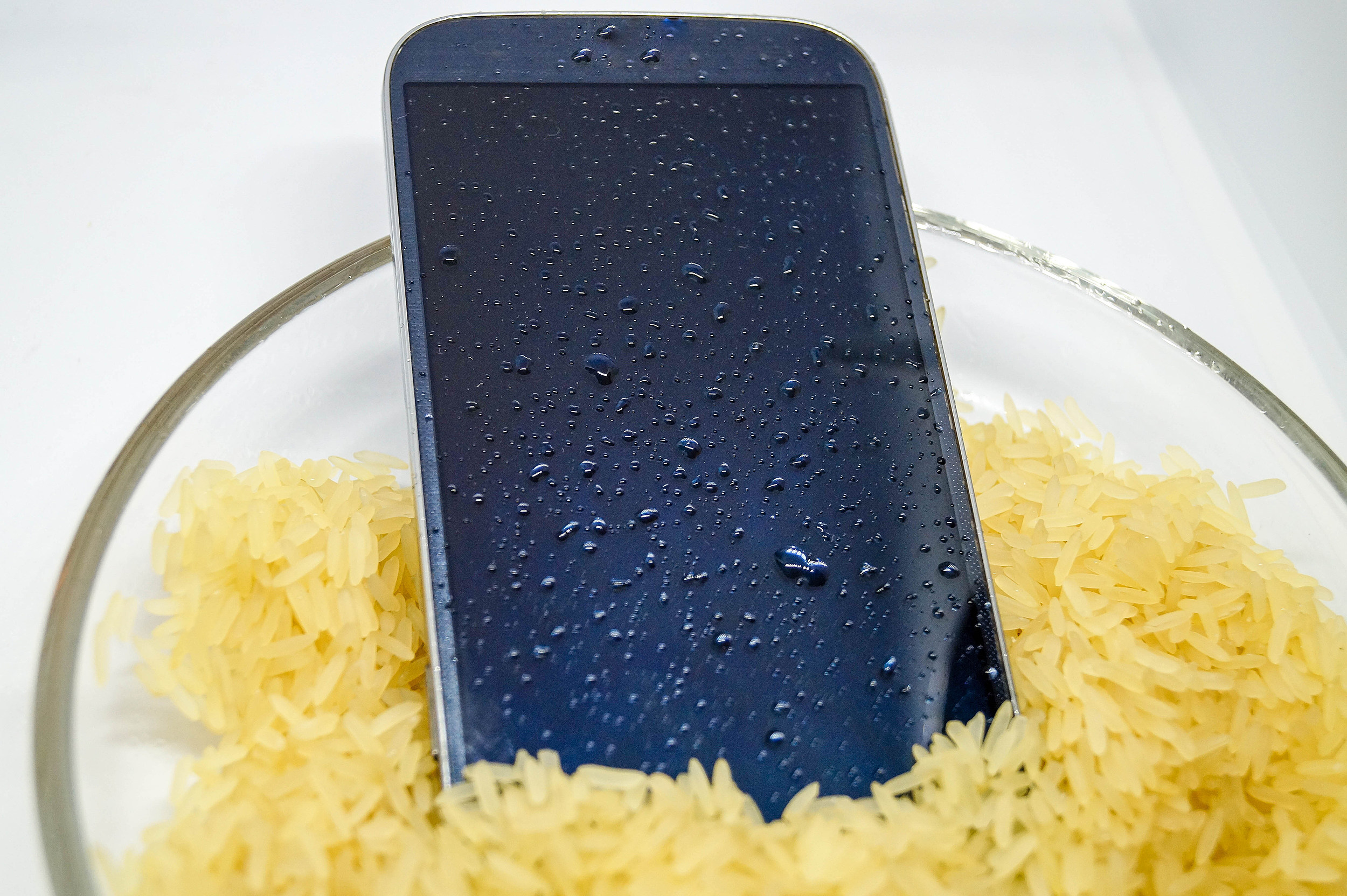 قرار دادن موبایل خیس در برنج